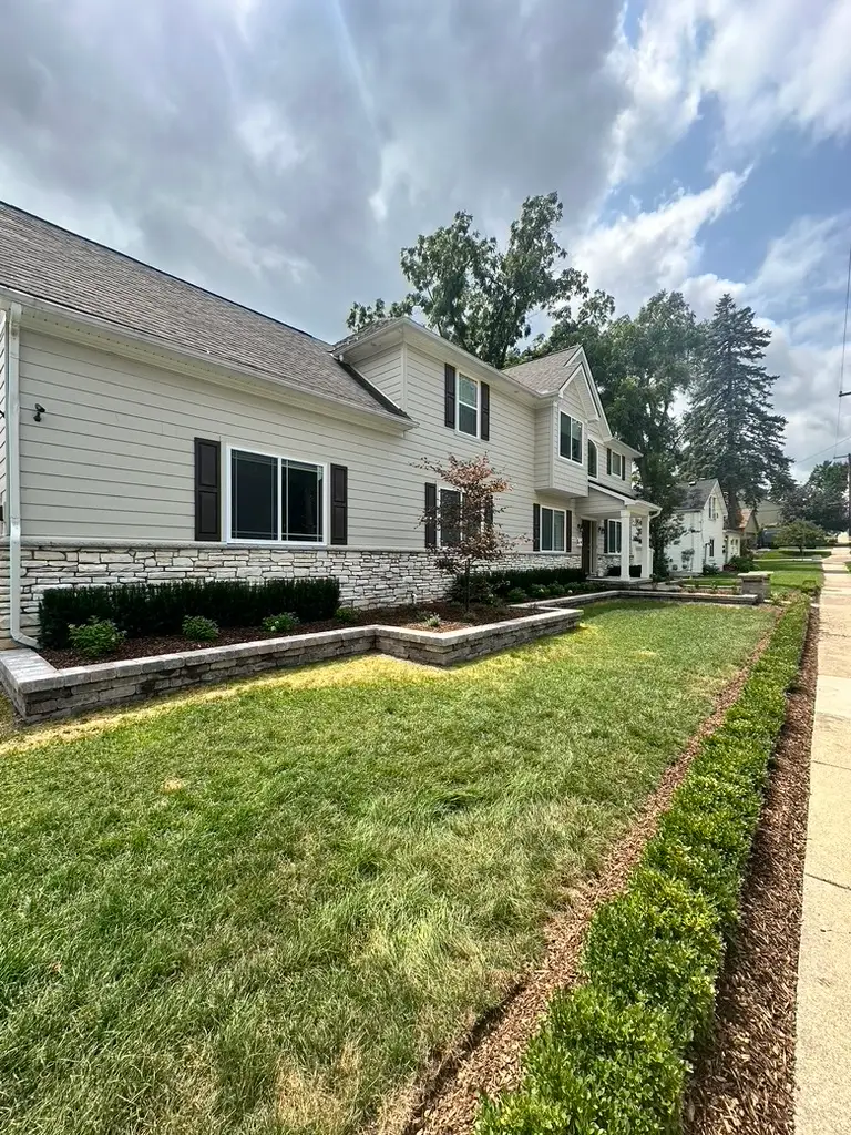 A new retaining wall and landscaping installed by J & J Landscaping at a residential home